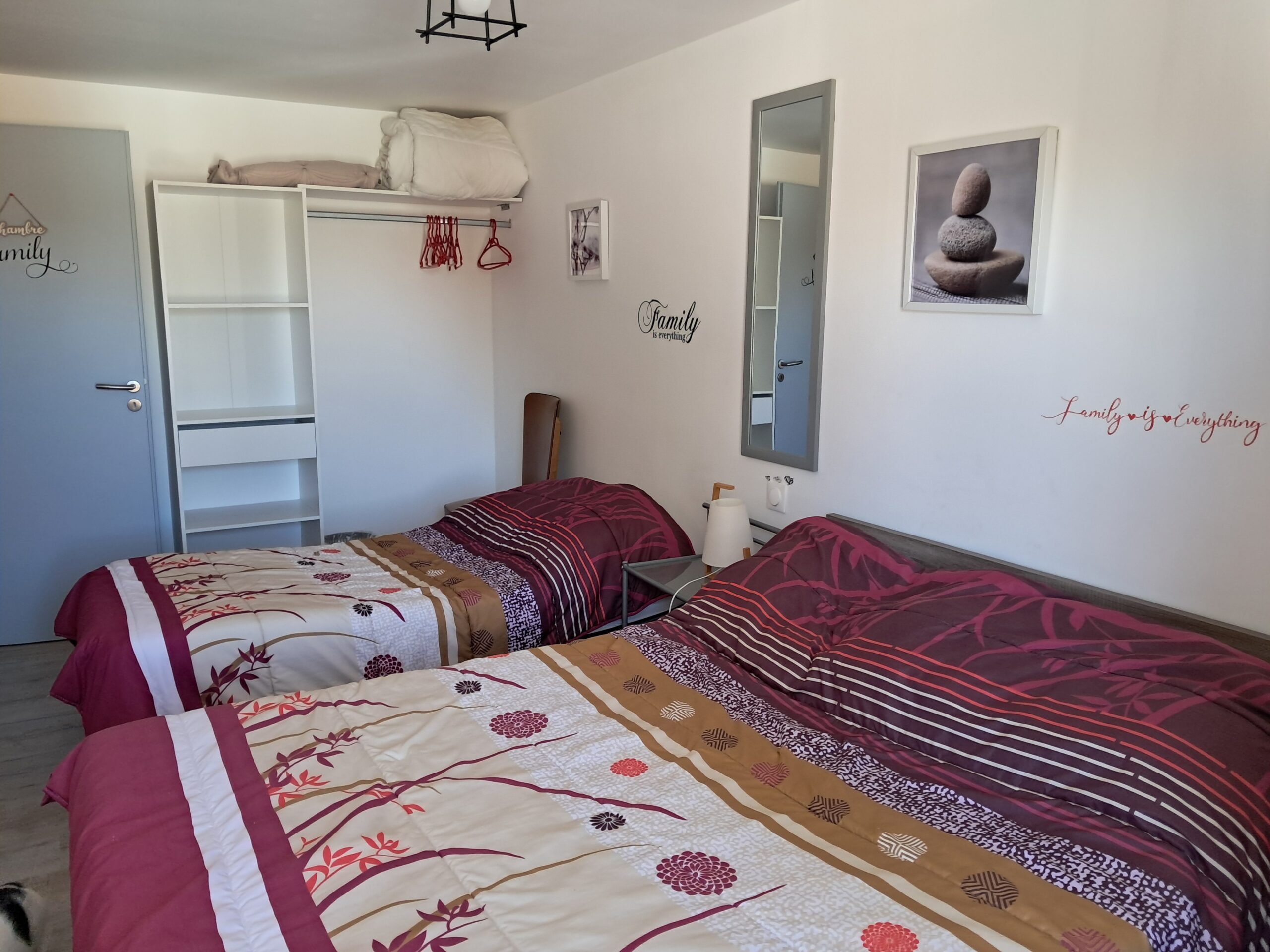 Chambre avec étagères et décoration murale sur le thème de la famille