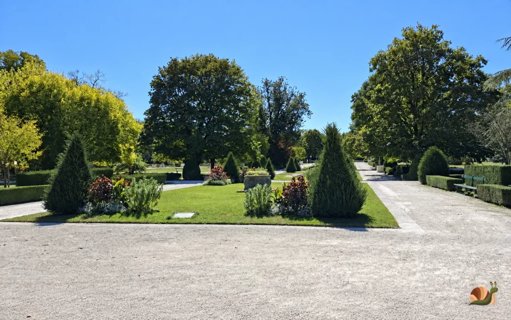 Jardin public de Saintes avec pelouses, massifs et arbres